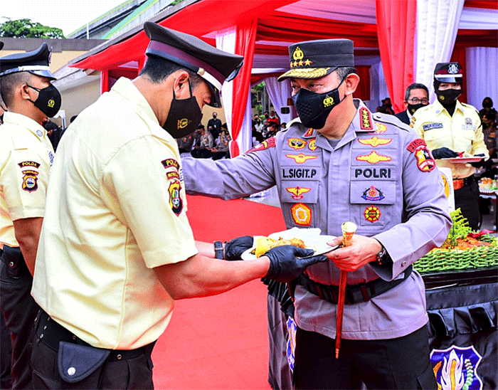 Kapolri Jenderal Listyo Sigit Prabowo memimpin Upacara peringatan Hari Ulang Tahun (HUT) ke-41 Satuan Pengamanan (Satpam).