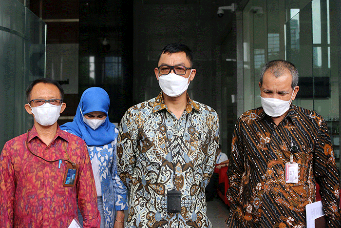 Direktur Utama PT PLN Darmawan Prasodjo (kiri) dan Deputi Pencegahan KPK Pahala Nainggolan memberikan keterangan kepada wartawan.