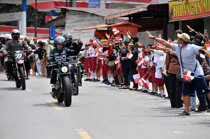 Presiden Joko Widodo mengendarai sepeda motor saat kunjungan kerja (kunker) ke Provinsi Sumatera Utara, Rabu (2/2/2022).