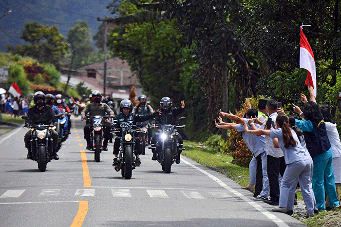 Presiden Joko Widodo mengendarai sepeda motor saat kunjungan kerja (kunker) ke Provinsi Sumatera Utara, Rabu (2/2/2022).