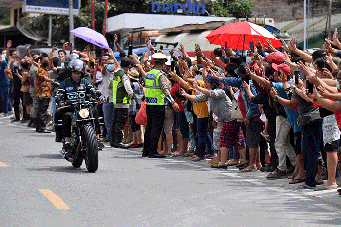 Presiden Joko Widodo mengendarai sepeda motor saat kunjungan kerja (kunker) ke Provinsi Sumatera Utara, Rabu (2/2/2022).