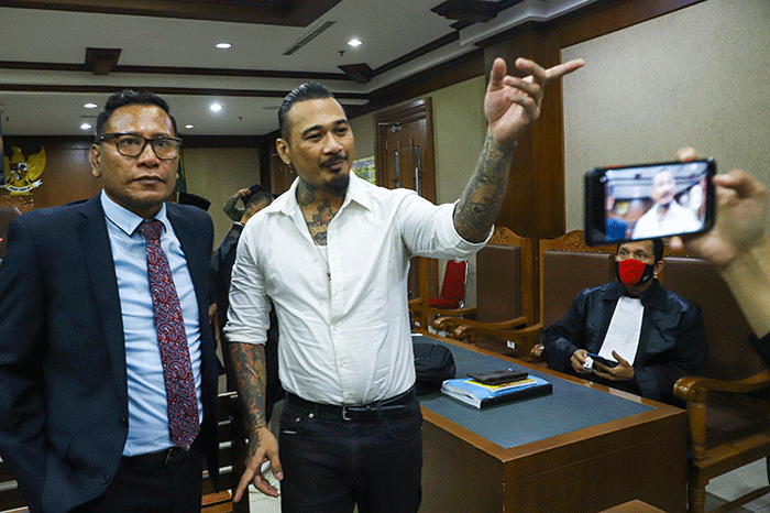 Musisi I Gede Ari Astina atau lebih dikenal Jerinx SID saat hadir untuk menjalani sidang lanjutan kasus pengancaman di Pengadilan Negeri Jakarta Pusat.