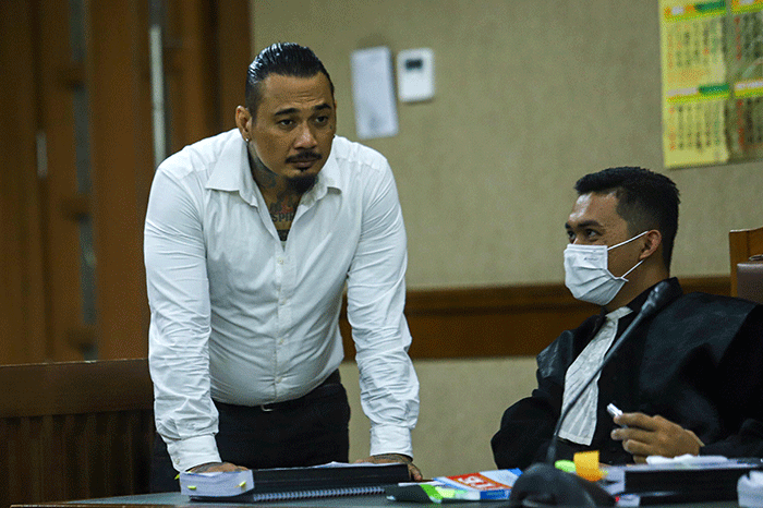 Musisi I Gede Ari Astina atau lebih dikenal Jerinx SID saat hadir untuk menjalani sidang lanjutan kasus pengancaman di Pengadilan Negeri Jakarta Pusat.