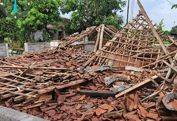 Fenomena angin kencang yang terjadi bersamaan dengan hujan lebat masih menjadi bahaya nyata. Peristiwa tersebut menerjang wilayah Kabupaten Sleman.