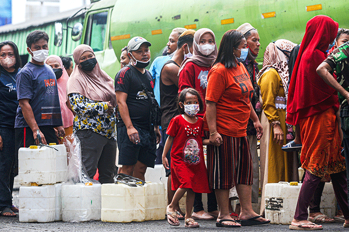 Sejumlah warga mengantre untuk membeli minyak goreng murah di Pasar Kramat Jati, Jakarta Timur, Kamis (3/2/2022).