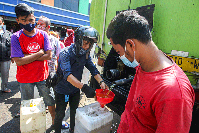 Sejumlah warga mengantre untuk membeli minyak goreng murah di Pasar Kramat Jati, Jakarta Timur, Kamis (3/2/2022).