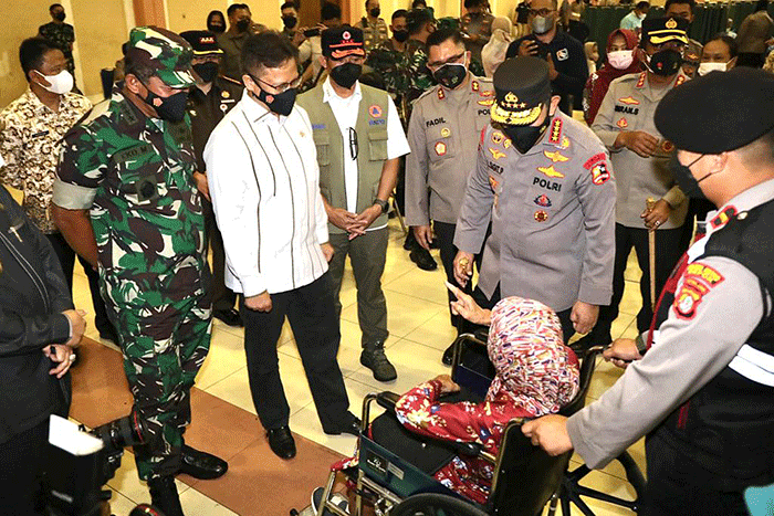 Pelaksanaan vaksinasi lanjutan (booster) serentak di Hotel Bumi Wiyata, Kota Depok, Jawa Barat, Kamis (3/2/2022).