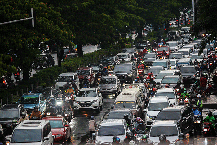 Warga melintas di Jembatan Penyebrangan Orang (JPO) di kawasan Margonda Raya, Depok, Jawa Barat, Rabu (2/2/2022).