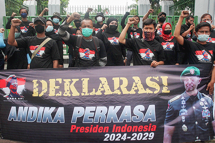 Sejumlah masyarakat yang tergabung dalam Barisan Rakyat Andika Presiden Indonesia melakukan deklarasi mendukung Panglima TNI Andika Perkasa Jadi Presiden 2024.