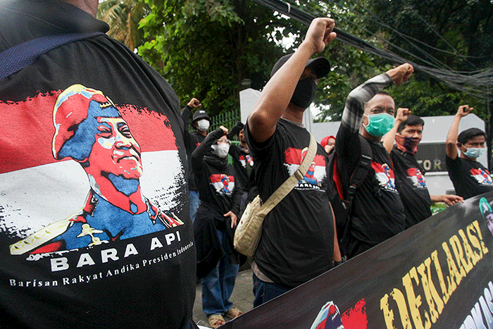 Sejumlah masyarakat yang tergabung dalam Barisan Rakyat Andika Presiden Indonesia melakukan deklarasi mendukung Panglima TNI Andika Perkasa Jadi Presiden 2024.