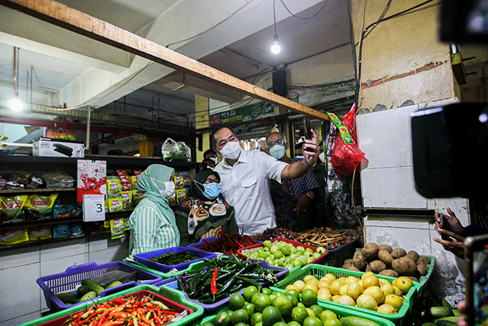 Menteri Perdagangan Muhammad Lutfi saat meninjau langsung harga dan pasokan barang kebutuhan pokok di Pasar Kramat Jati, Jakarta Timur, Kamis (3/2/2022).