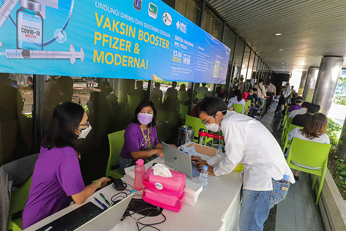 Vaksinator menyuntikkan vaksin Covid-19 dosis ketiga (booster) kepada warga di Sentra Vaksinasi MNC Peduli di Gedung High End, MNC Center, Kebon Sirih.