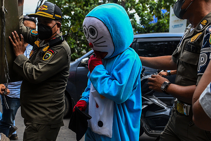 Puluhan badut boneka digaruk Polisi Pamong Praja Pemerintah Provinsi Sumsel saat razia di lampu merah Kota Palembang, Rabu (2/2/2022).