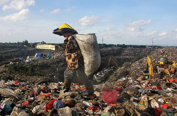 Pemulung mencari baranng bekas di areal lahan Tempat Pembuangan Akhir (TPA) Sampah Tamangapa, Makassar, Kamis (3/2/2022).