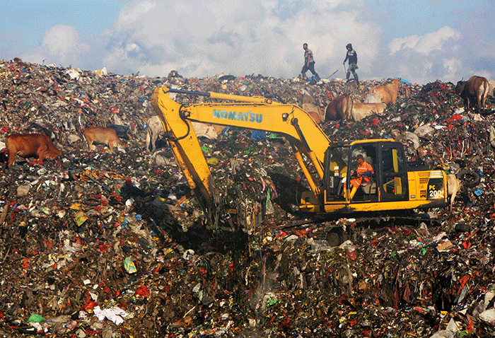 Pemulung mencari baranng bekas di areal lahan Tempat Pembuangan Akhir (TPA) Sampah Tamangapa, Makassar, Kamis (3/2/2022).