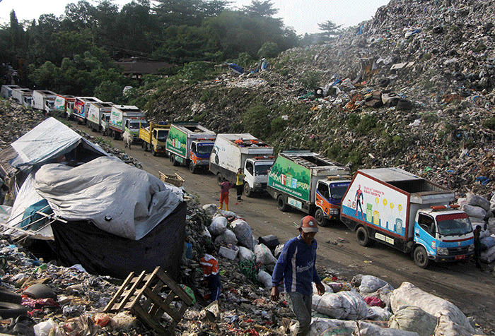 Pemulung mencari baranng bekas di areal lahan Tempat Pembuangan Akhir (TPA) Sampah Tamangapa, Makassar, Kamis (3/2/2022).