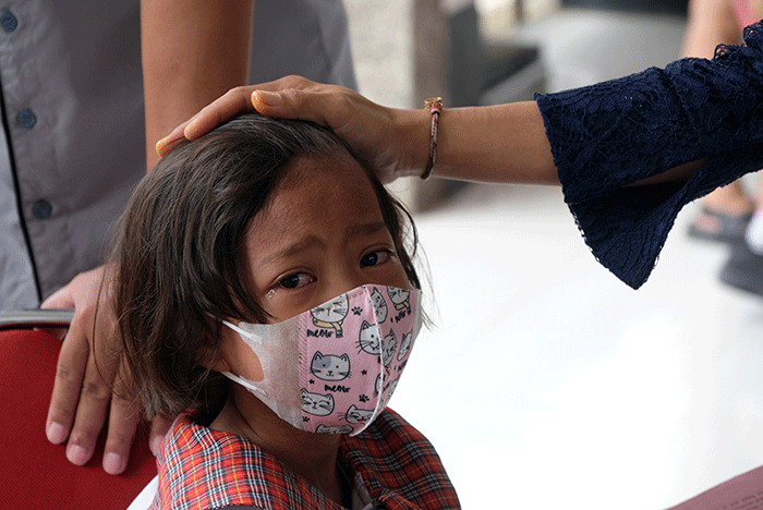 Petugas kesehatan menyuntikan vaksin Covid-19 kepada anak saat mengikuti 'Road Show' vaksin Covid-19 bagi anak usia 6-11 tahun di SD Kristen Hati Kudus.