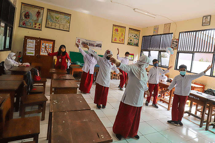 Siswa saat mengikuti kegiatan belajar tatap muka secara terbatas di SDN 014 Pondok Labu, Jakarta Selatan, Jumat (4/2/2022).
