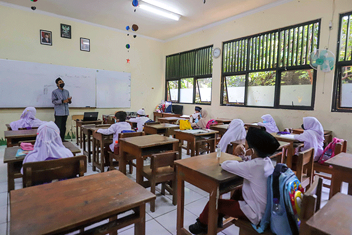 Siswa saat mengikuti kegiatan belajar tatap muka secara terbatas di SDN 014 Pondok Labu, Jakarta Selatan, Jumat (4/2/2022).