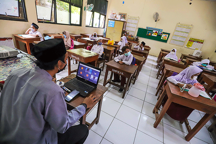 Siswa saat mengikuti kegiatan belajar tatap muka secara terbatas di SDN 014 Pondok Labu, Jakarta Selatan, Jumat (4/2/2022).