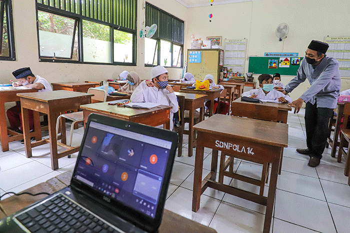 Siswa saat mengikuti kegiatan belajar tatap muka secara terbatas di SDN 014 Pondok Labu, Jakarta Selatan, Jumat (4/2/2022).