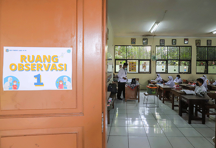 Siswa saat mengikuti kegiatan belajar tatap muka secara terbatas di SDN 014 Pondok Labu, Jakarta Selatan, Jumat (4/2/2022).