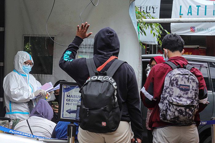 Para pasien Covid-19 saat dievakuasi ke RSDC Wisma Atlet di Puskesmas Kecamatan Tebet, Jakarta Selatan, Kamis (3/2/2022).
