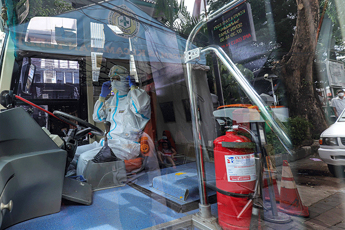 Para pasien Covid-19 saat dievakuasi ke RSDC Wisma Atlet di Puskesmas Kecamatan Tebet, Jakarta Selatan, Kamis (3/2/2022).