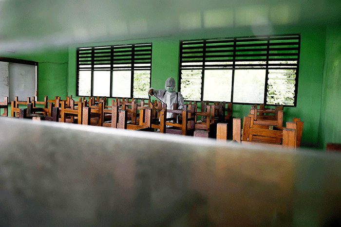 Petugas PMI Jakarta Pusat menyemprotkan cairan disinfektan di SMPN 4, Jakarta, Jumat (4/2/2022).