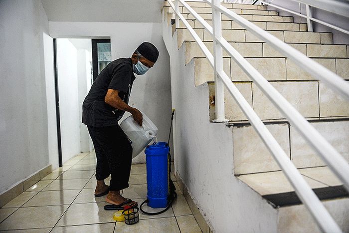 Petugas sekolah melakukan penyemprotan disinfektan di ruang sekolah, musholla dan kawasan sekolah di SMA Negeri 6, Palembang, Jumat (4/2/2022).
