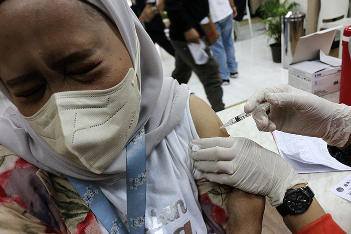 Vaksinator menyuntikkan vaksin COVID-19 kepada warga dan karyawan di lingkungan MNC Center, Kebon Sirih, Jakarta, Jumat, (4/2/2022).