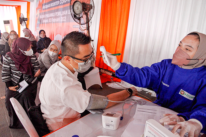 Petugas kesehatan menyuntikan vaksin Booster Covid-19 untuk Pegawai Bawaslu di Jakarta, Kamis (3/2/2022).