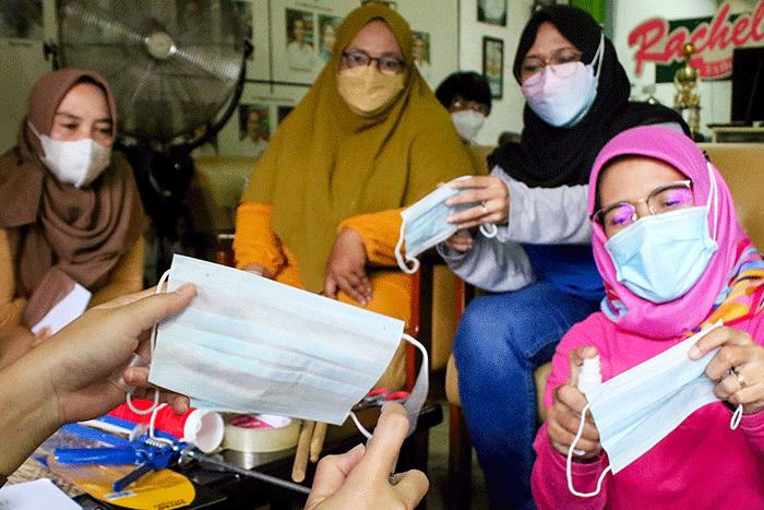 Petugas Puskesmas Kecamatan Menteng melakukan sosialisasi pengelolaan limbah masker medis pada skala lingkungan rumah tangga untuk menjadi ecobrick.