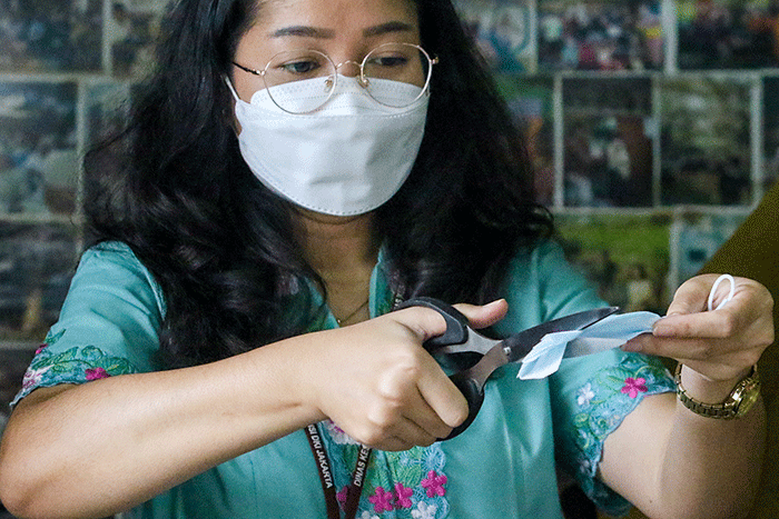 Petugas Puskesmas Kecamatan Menteng melakukan sosialisasi pengelolaan limbah masker medis pada skala lingkungan rumah tangga untuk menjadi ecobrick.