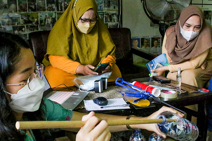 Petugas Puskesmas Kecamatan Menteng melakukan sosialisasi pengelolaan limbah masker medis pada skala lingkungan rumah tangga untuk menjadi ecobrick.