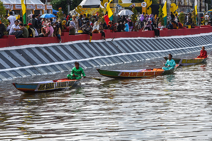 Gubernur Sumsel Herman Deru didampingi Wali Kota Palembang Harnojoyo dan pejabat terkait membuka Festival Sungai Sekanak Lambidaro, Sabtu (5/2/2022).