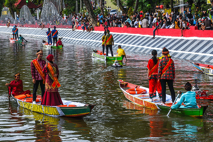 Gubernur Sumsel Herman Deru didampingi Wali Kota Palembang Harnojoyo dan pejabat terkait membuka Festival Sungai Sekanak Lambidaro, Sabtu (5/2/2022).