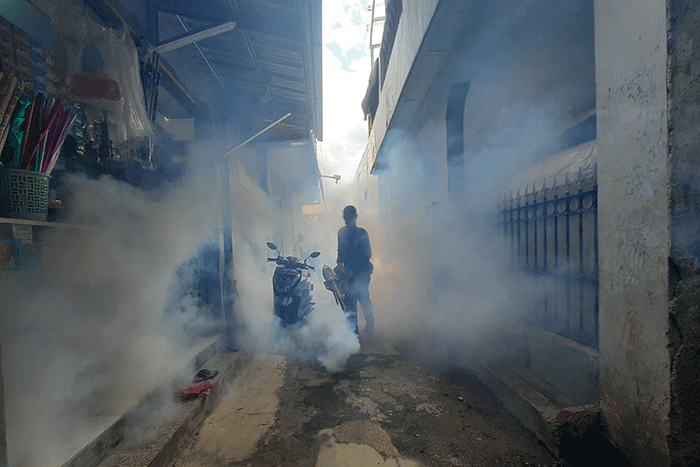 Petugas Puskemas melakukan pengasapan (Fogging) untuk Pemberantasan Sarang Nyamuk Aedes Aegypti di pemukiman warga di kawasan, Kebayoran, Jakarta.