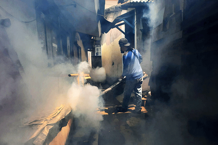 Petugas Puskemas melakukan pengasapan (Fogging) untuk Pemberantasan Sarang Nyamuk Aedes Aegypti di pemukiman warga di kawasan, Kebayoran, Jakarta.