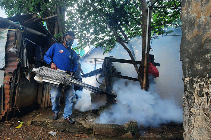 Petugas Puskemas melakukan pengasapan (Fogging) untuk Pemberantasan Sarang Nyamuk Aedes Aegypti di pemukiman warga di kawasan, Kebayoran, Jakarta.