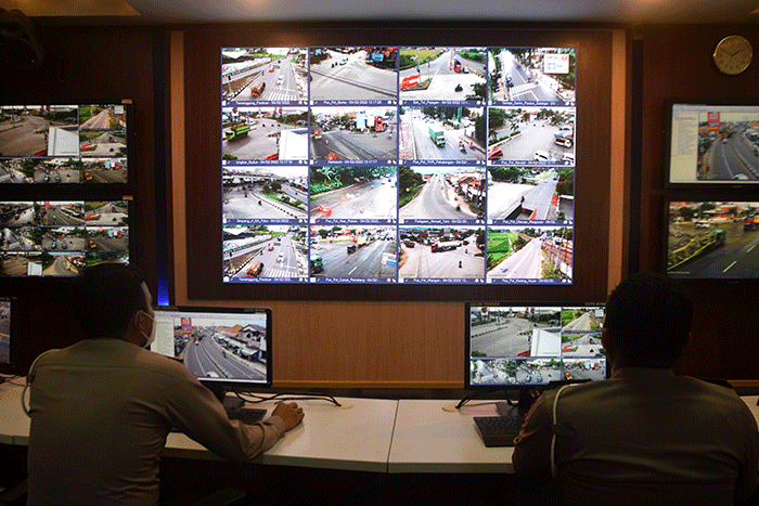 Sejumlah petugas sedang melakukan monitoring arus lalu lintas pada sejumlah CCTV di ruang RTMC Polda Jateng, Semarang, Jawa Tengah, Jumat (4/2/2022).