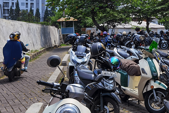 Sejumlah kendaraan bermotor parkir di kawasan, Jakarta Barat, Minggu (6/2/2022).