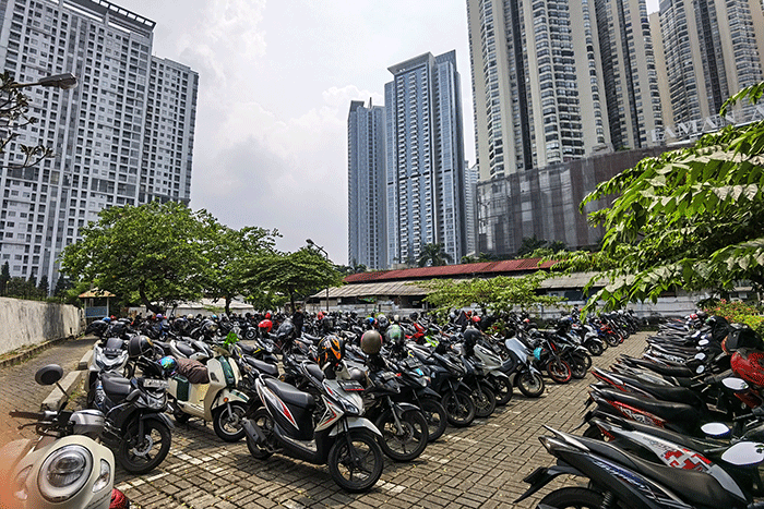 Sejumlah kendaraan bermotor parkir di kawasan, Jakarta Barat, Minggu (6/2/2022).