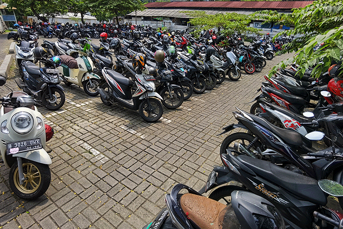 Sejumlah kendaraan bermotor parkir di kawasan, Jakarta Barat, Minggu (6/2/2022).
