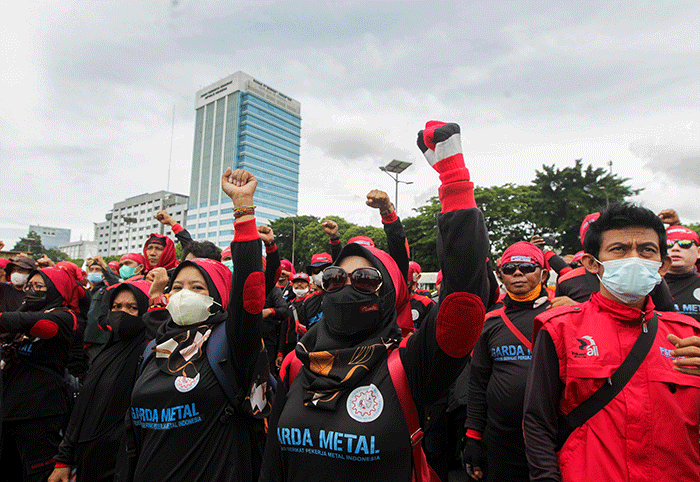 Massa buruh menggelar aksi demo menyuarakan kembali penolakan pembahasan Omnibus Law UU Cipta Kerja di depan Gedung Dewan Perwakilan Rakyat (DPR).