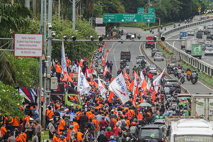 Massa buruh menggelar aksi demo menyuarakan kembali penolakan pembahasan Omnibus Law UU Cipta Kerja di depan Gedung Dewan Perwakilan Rakyat (DPR).