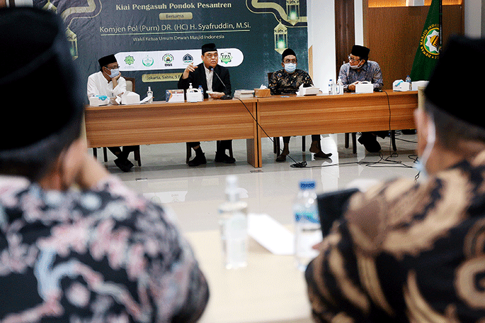 Wakil Ketua Umum Dewan Masjid Indonesia Komjen Pol (Purn) DR. (HC) H. Syafruddin silaturahmi bersama para kiai pengasuh Pondok Pesantren Modern dan Tradisional.