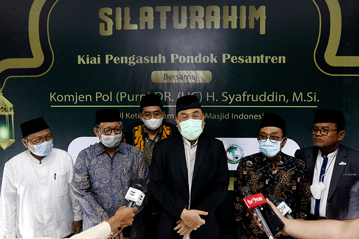 Wakil Ketua Umum Dewan Masjid Indonesia Komjen Pol (Purn) DR. (HC) H. Syafruddin silaturahmi bersama para kiai pengasuh Pondok Pesantren Modern dan Tradisional.