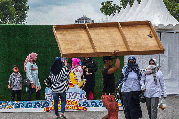 Abaikan protokol kesehatan tidak menjaga jarak dan menimbulkan kerumunan di hari pertama, Festival Sungai Sekanak Lambidaro dihentikan, Minggu (6/2/2022).