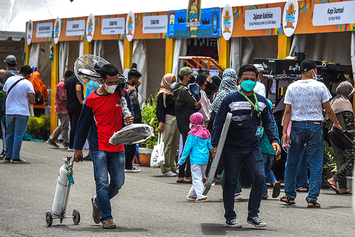 Abaikan protokol kesehatan tidak menjaga jarak dan menimbulkan kerumunan di hari pertama, Festival Sungai Sekanak Lambidaro dihentikan, Minggu (6/2/2022).